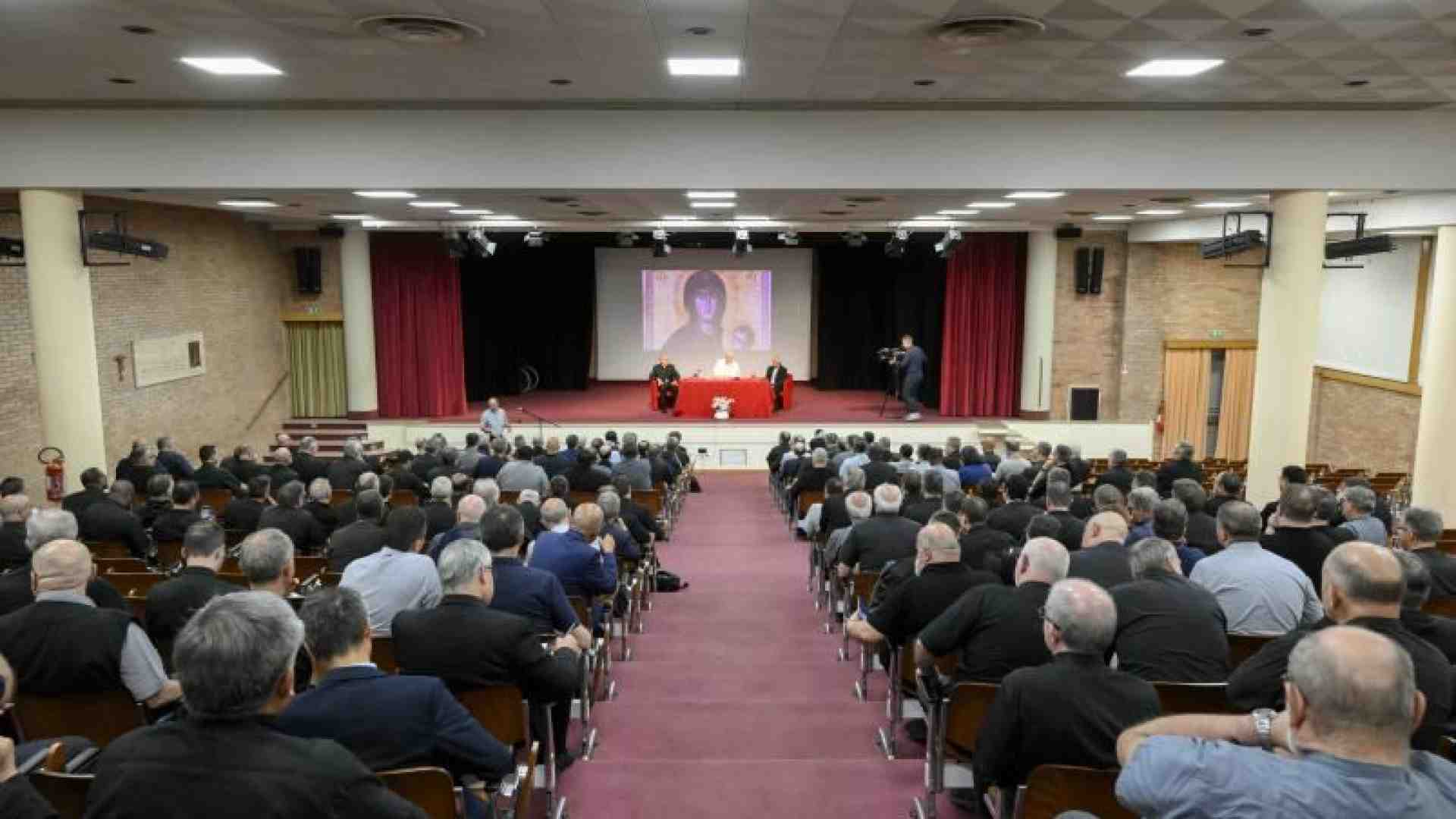 Immagine di Giubileo e seminaristi gay, l'incontro del Papa con i sacerdoti romani
