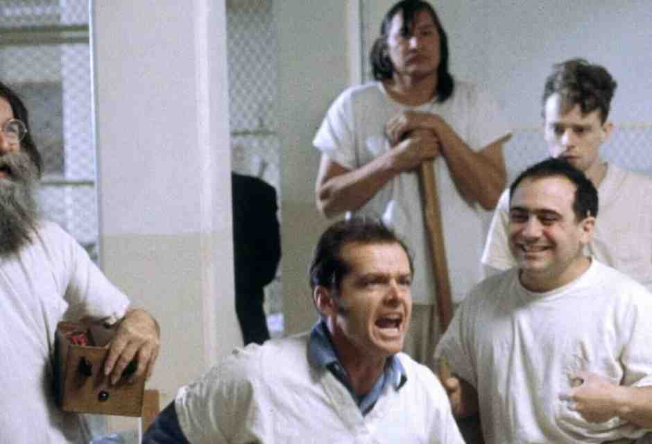 Una scena da "Qualcuno vol&ograve; sul nido del cuculo" di Milos Forman