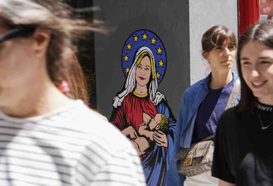 Un murale dello street artist AleXsandro Palombo a Milano (AP Photo/Luca Bruno)&nbsp;<br />