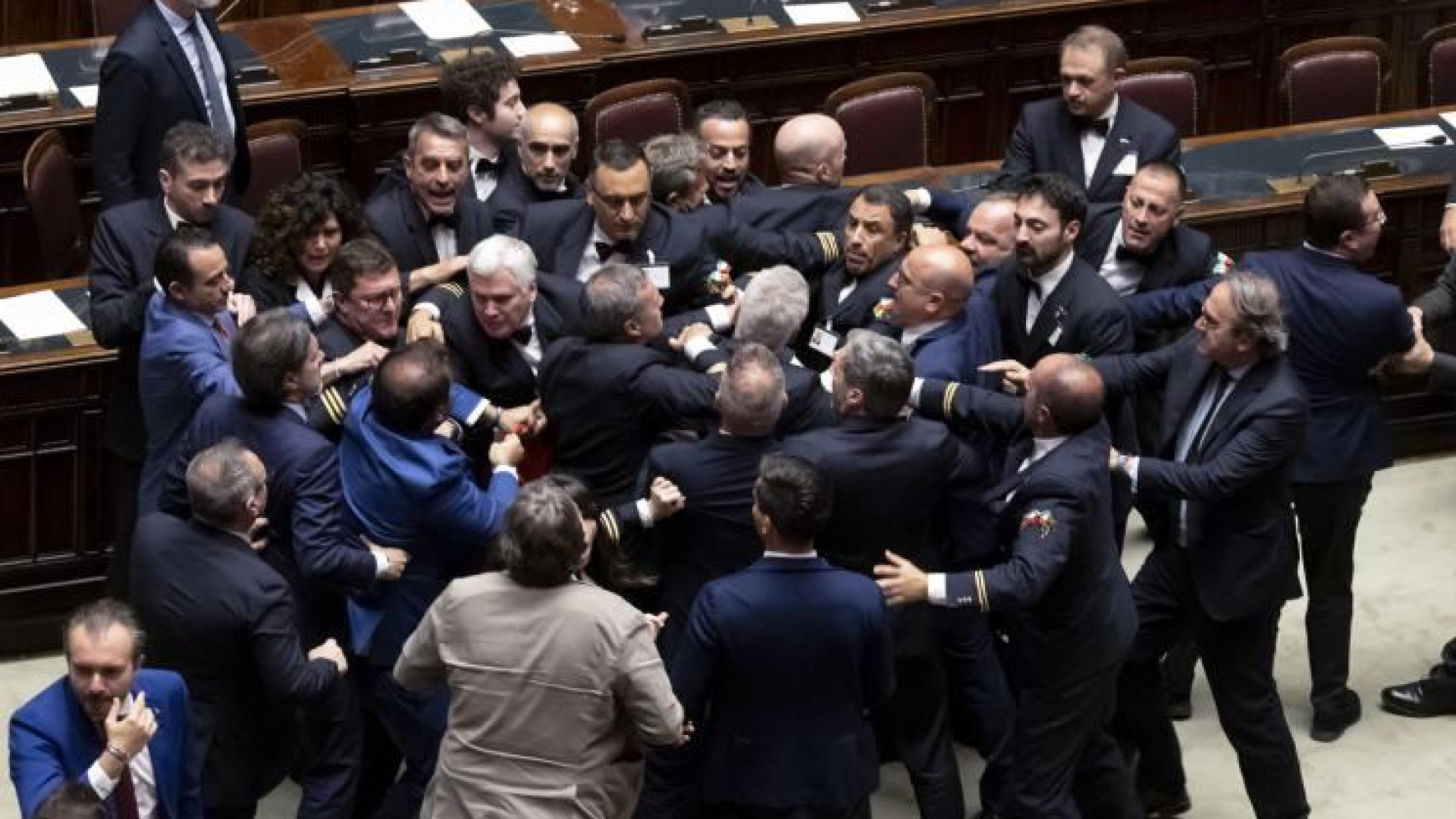 Immagine di Pugni alla Camera sull'autonomia. Le opposizioni: «È una destra squadrista»