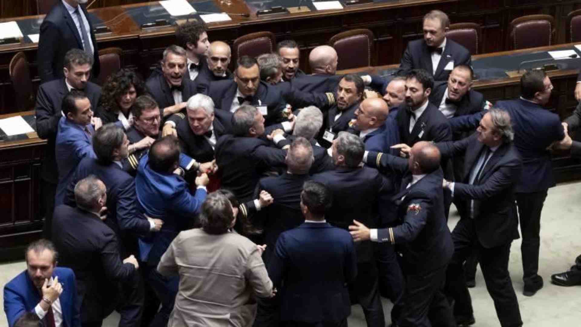 Immagine di Pugni alla Camera sull'autonomia. Le opposizioni: «È una destra squadrista»