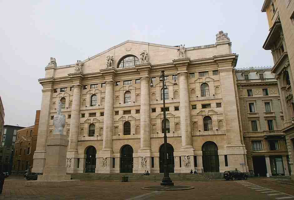 Piazza Affari, Milano (Wikimedia commons)