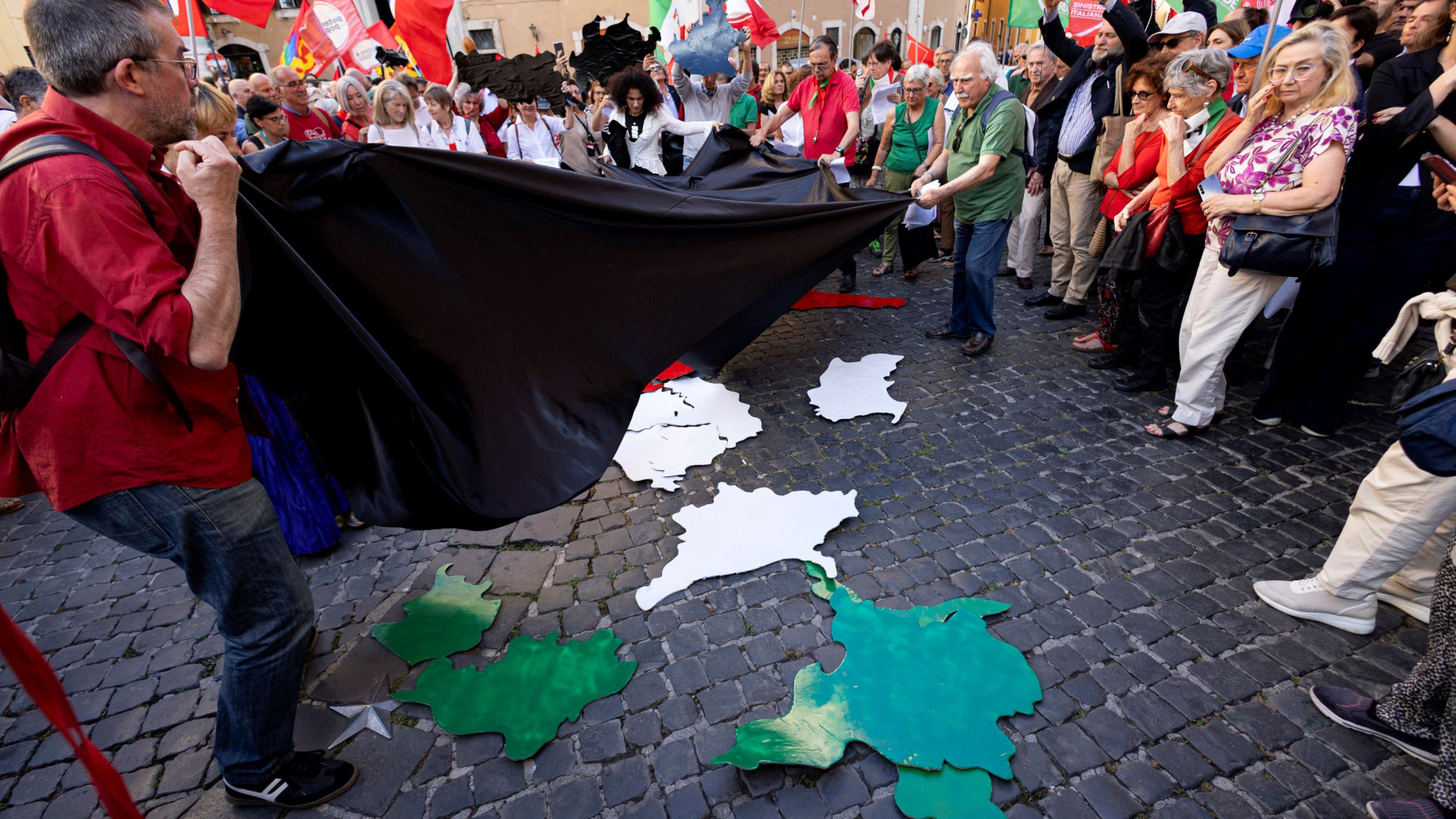 Immagine di Opposizioni in piazza. Rissa, sospesi 11 deputati. X Mas, bufera su Crippa