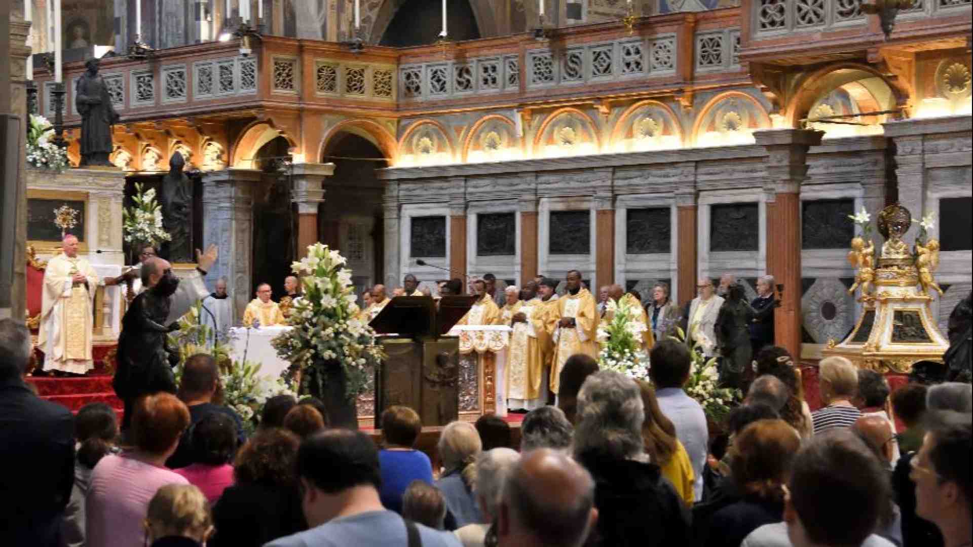 Immagine di Da tutto il mondo a Padova per sant'Antonio: «Per noi è un amico»