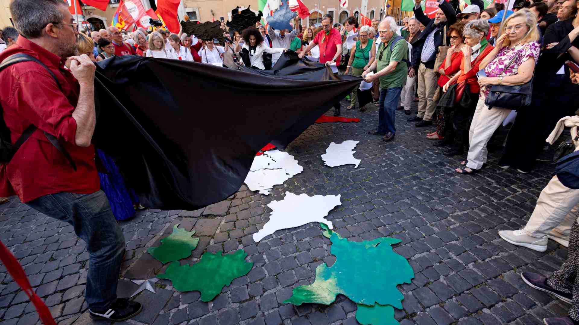 Immagine di Opposizioni in piazza. Rissa, sospesi 11 deputati. X Mas, bufera su Crippa