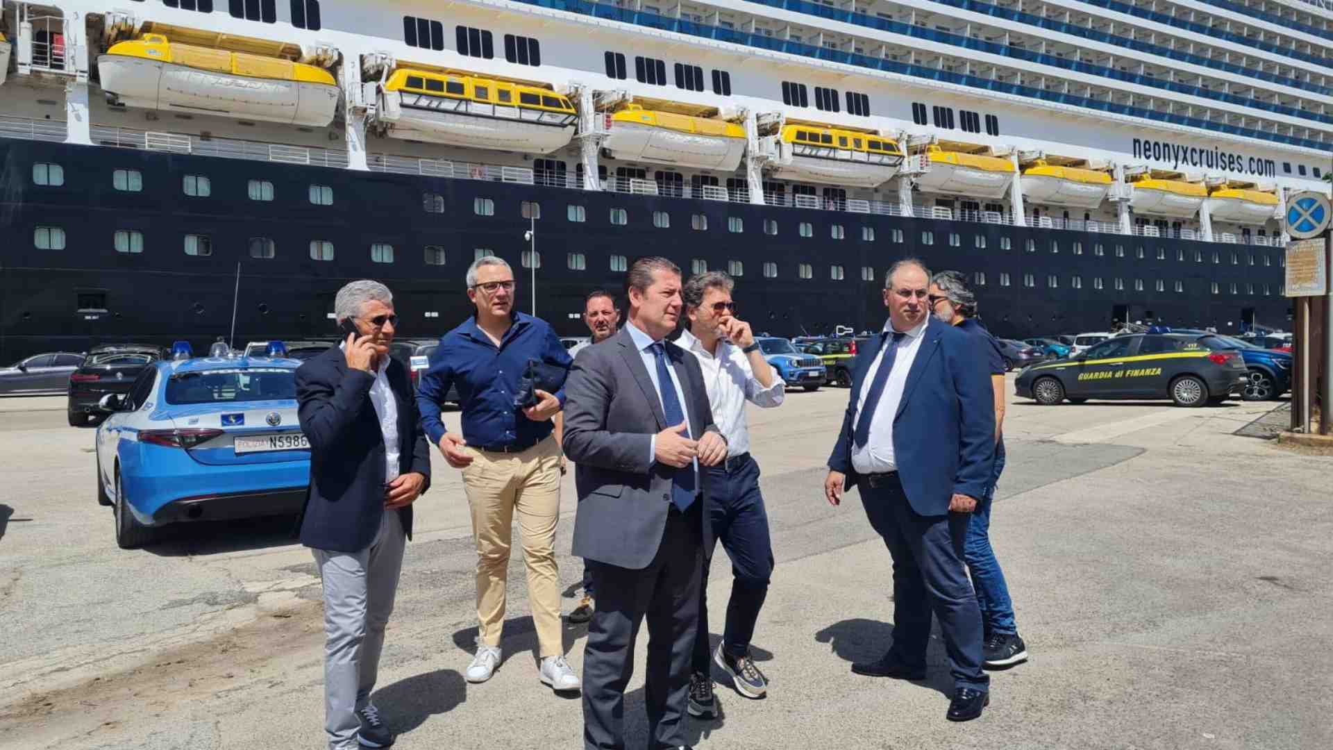 Immagine di Quella ribellione dei poliziotti contro le navi sporche e indecenti, e il pensiero obbligato ai barconi
