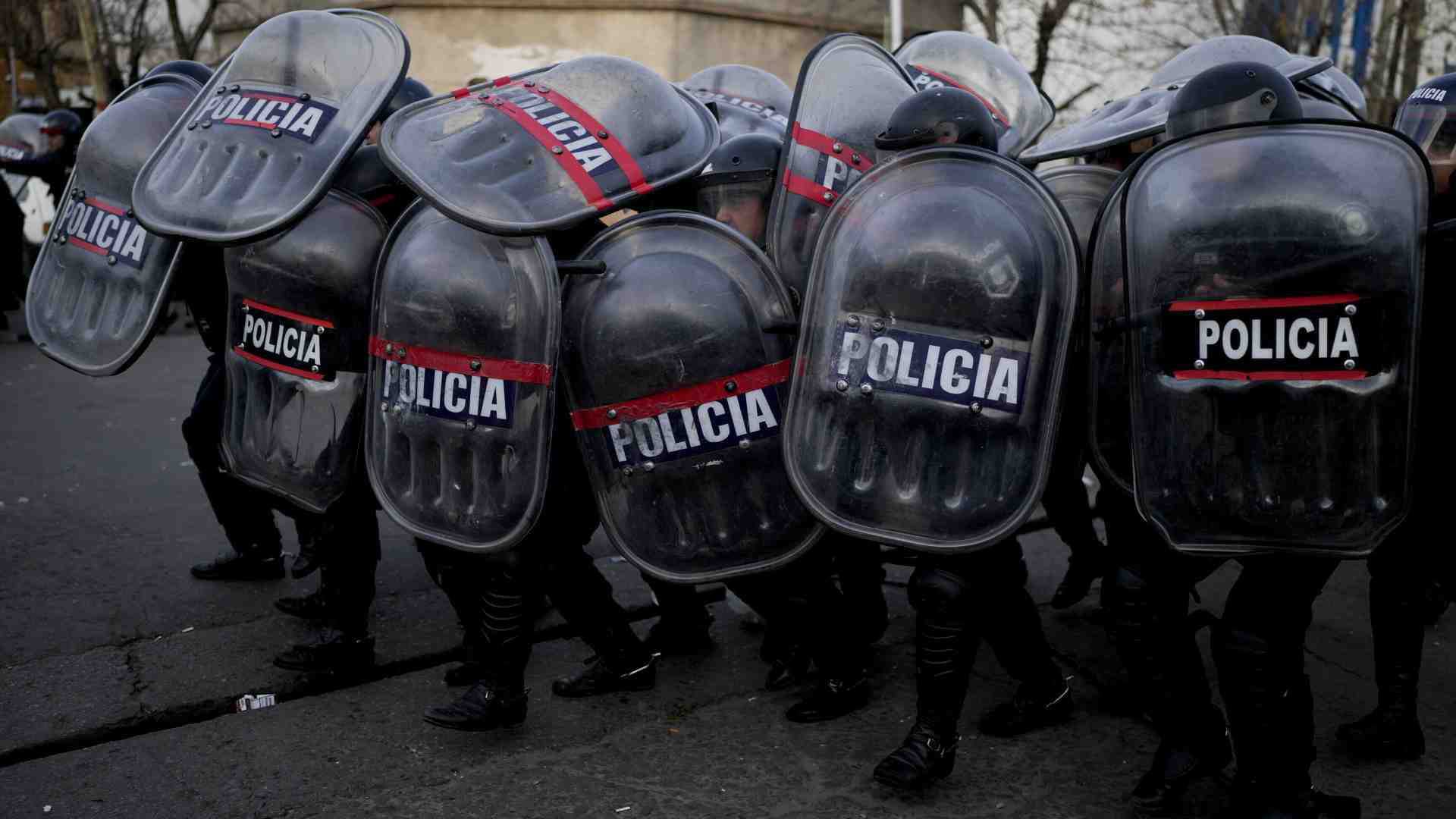 Immagine di Scontri a Buenos Aires tra polizia e peronisti per le riforme di Milei