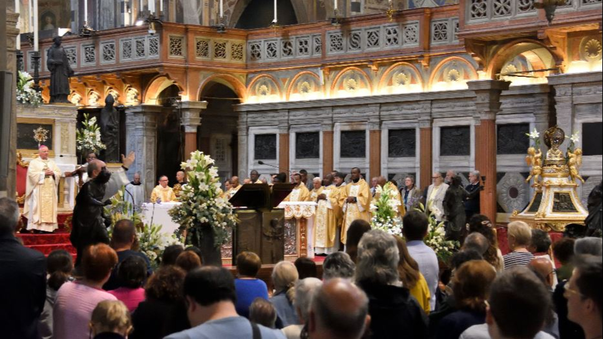 Immagine di Da tutto il mondo a Padova per sant'Antonio: «Per noi è un amico»