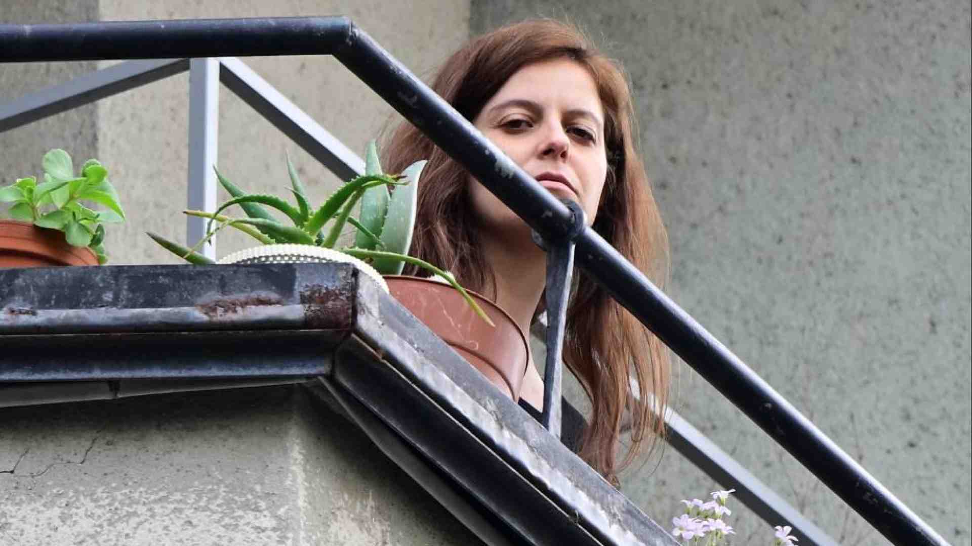 Immagine di Ilaria Salis, via il braccialetto. Ora è libera di tornare in Italia