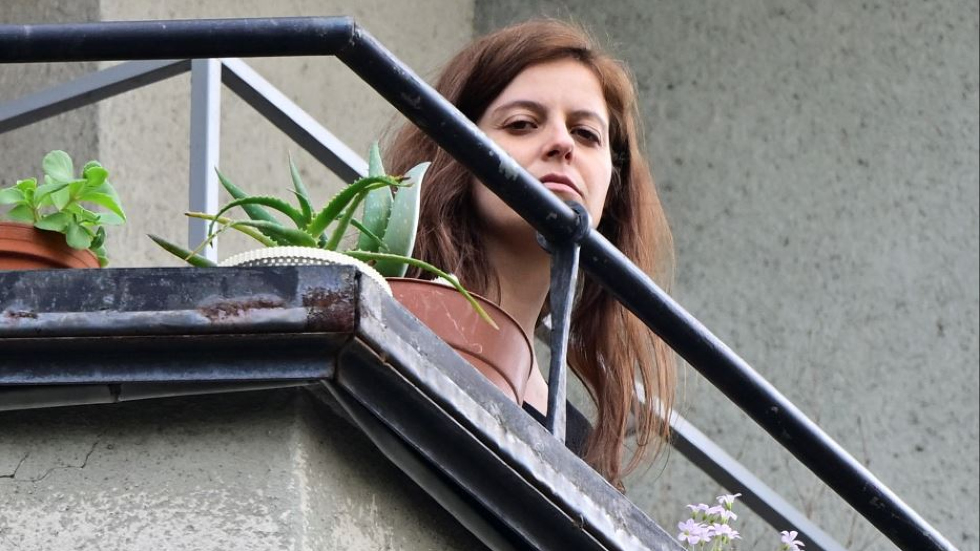 Immagine di Ilaria Salis, via il braccialetto. Ora è libera di tornare in Italia