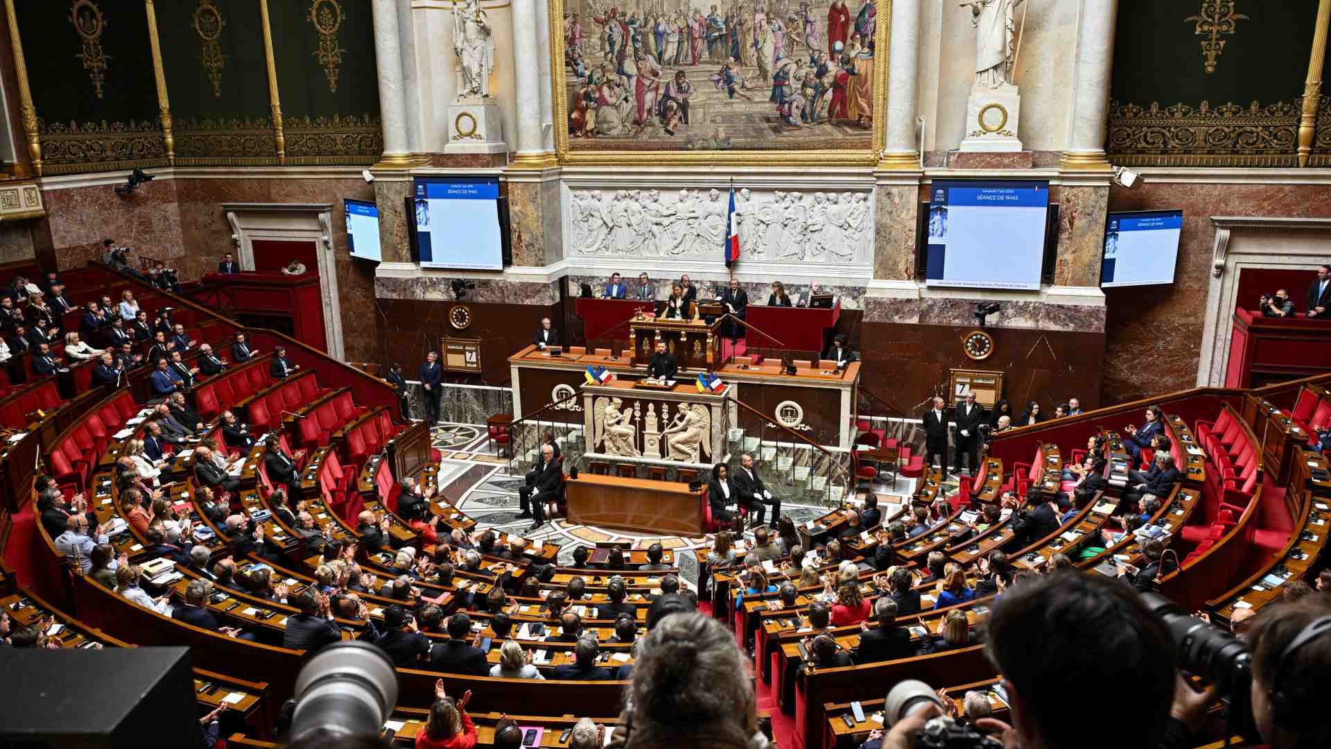 Immagine di La Francia alla conta. Ma il fronte popolare della gauche si forma a fatica