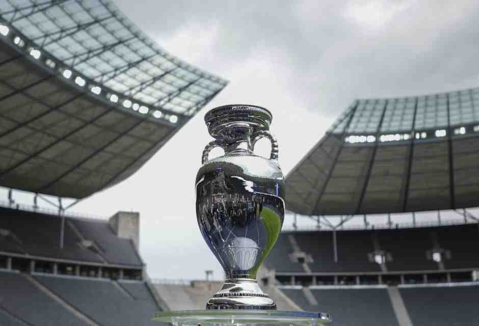 Il trofeo degli Europei di calcio (foto Ap, via LaPresse)