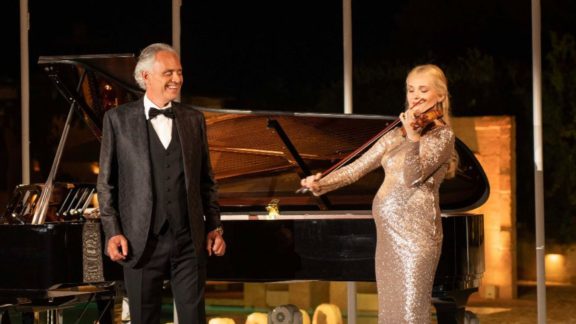 Immagine di Petryshak, la violinista (incinta) in concerto con Bocelli: "Sogno la pace"