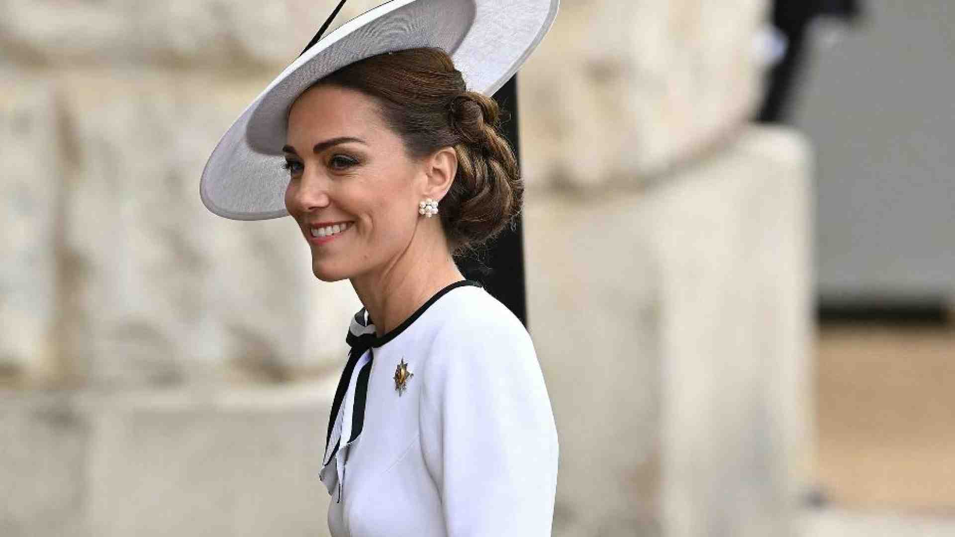 Immagine di Gli occhi del mondo su Kate, alla parata in abito bianco