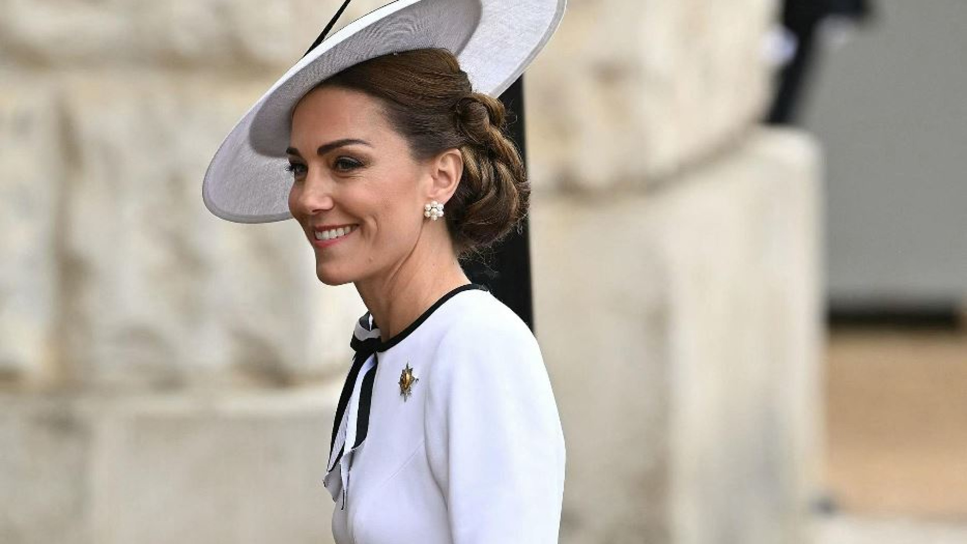 Immagine di Gli occhi del mondo su Kate, alla parata in abito bianco