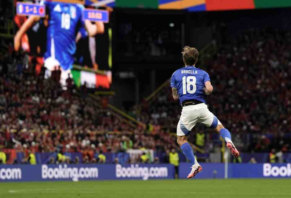 Nicol&ograve; Barella esulta dopo il gol del 2-1 (foto Ap, via LaPresse)