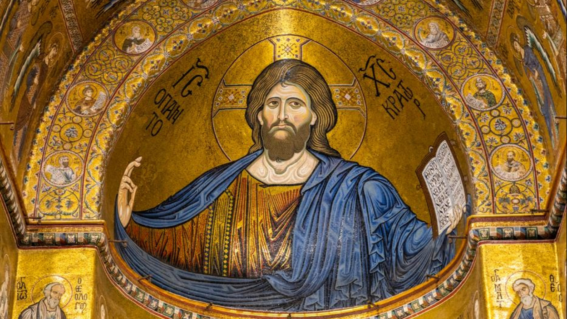 Immagine di L'oro di Monreale che brilla con il volto del Cristo benedicente