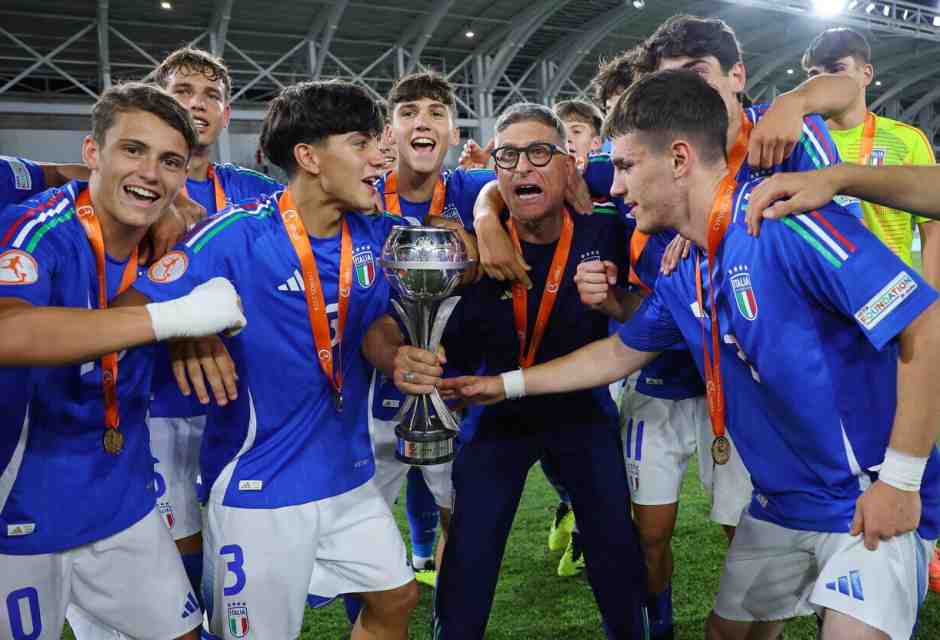 Massimiliano Favo con gli azzurri campioni d'Europa Under 17 (foto Epa, via Ansa)