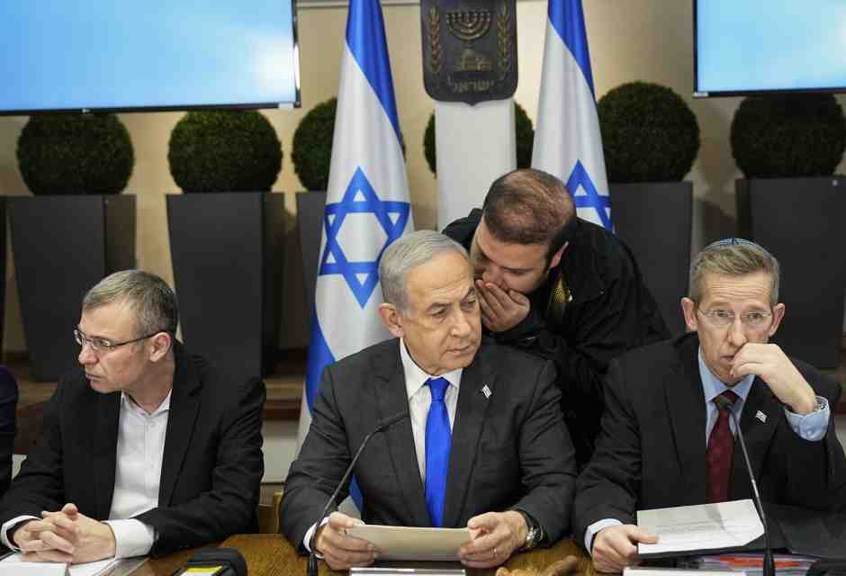 Il primo ministro israeliano Netanyahu alla riunione di gabinetto nella base militare di Kirya a Tel Aviv (LaPresse) <br />