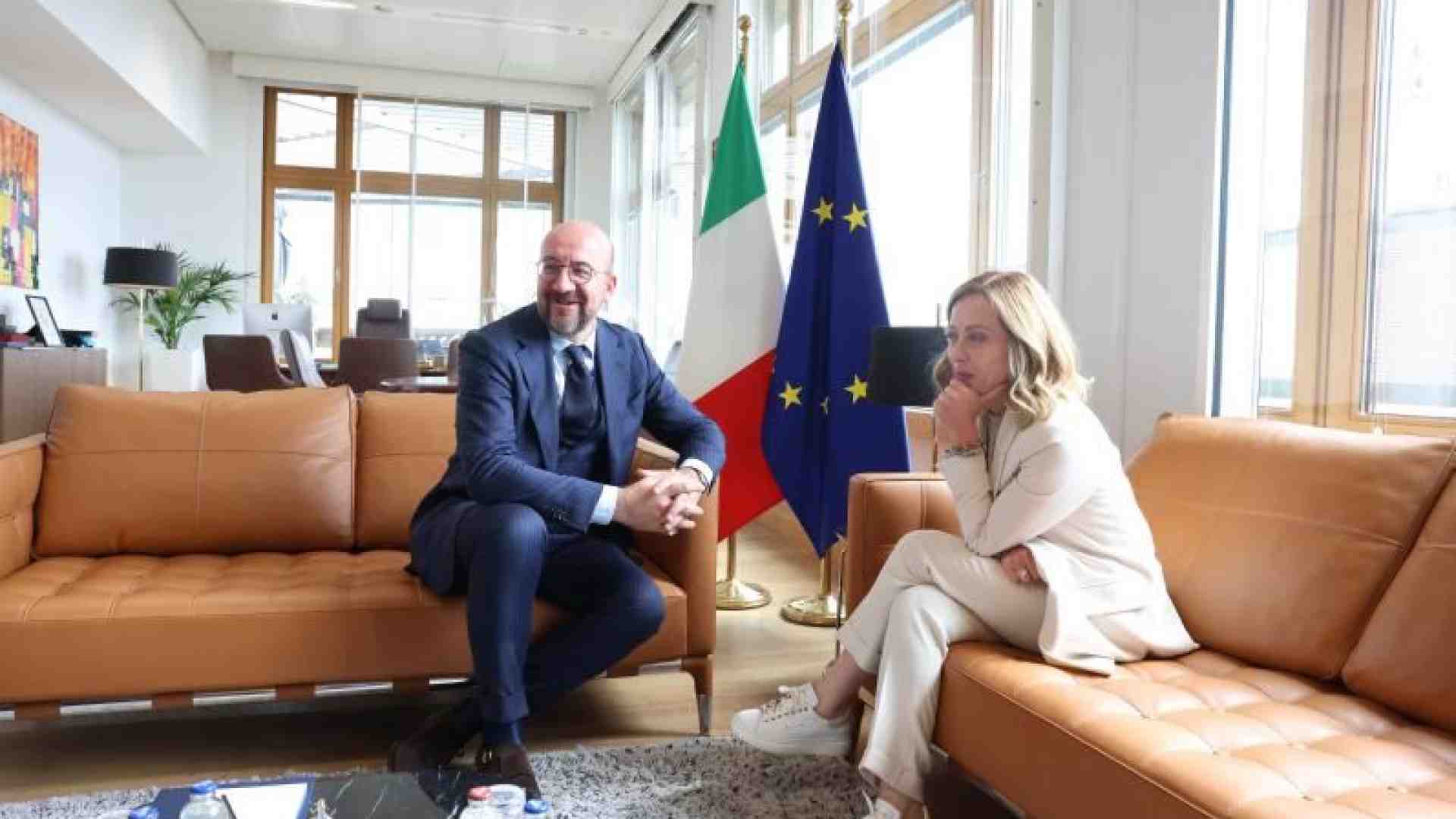 Immagine di La frenata di Meloni nella morsa sovranista: vediamo se ce la fanno senza di noi