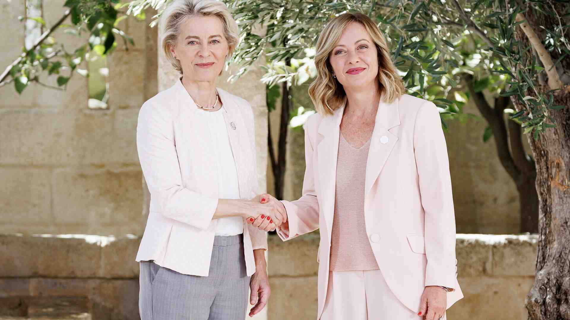 Immagine di Meloni a Bruxelles preferisce Orbán ai centristi, e perde potere negoziale