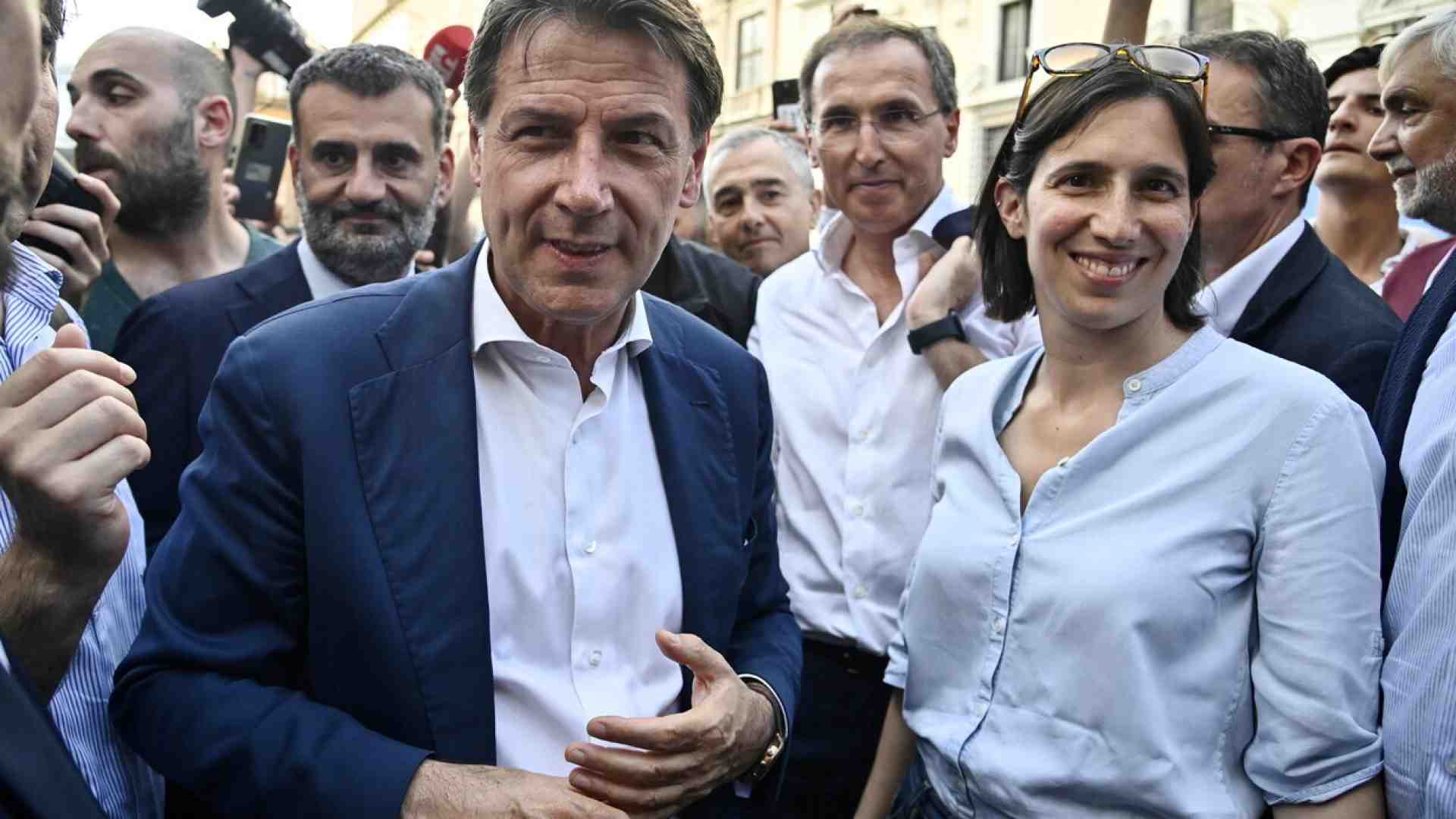 Immagine di Insieme a Conte, Schlein urla a Meloni: “Fermeremo l’autonomia. Basta divisioni. Unità”. E’ l’Ellypride