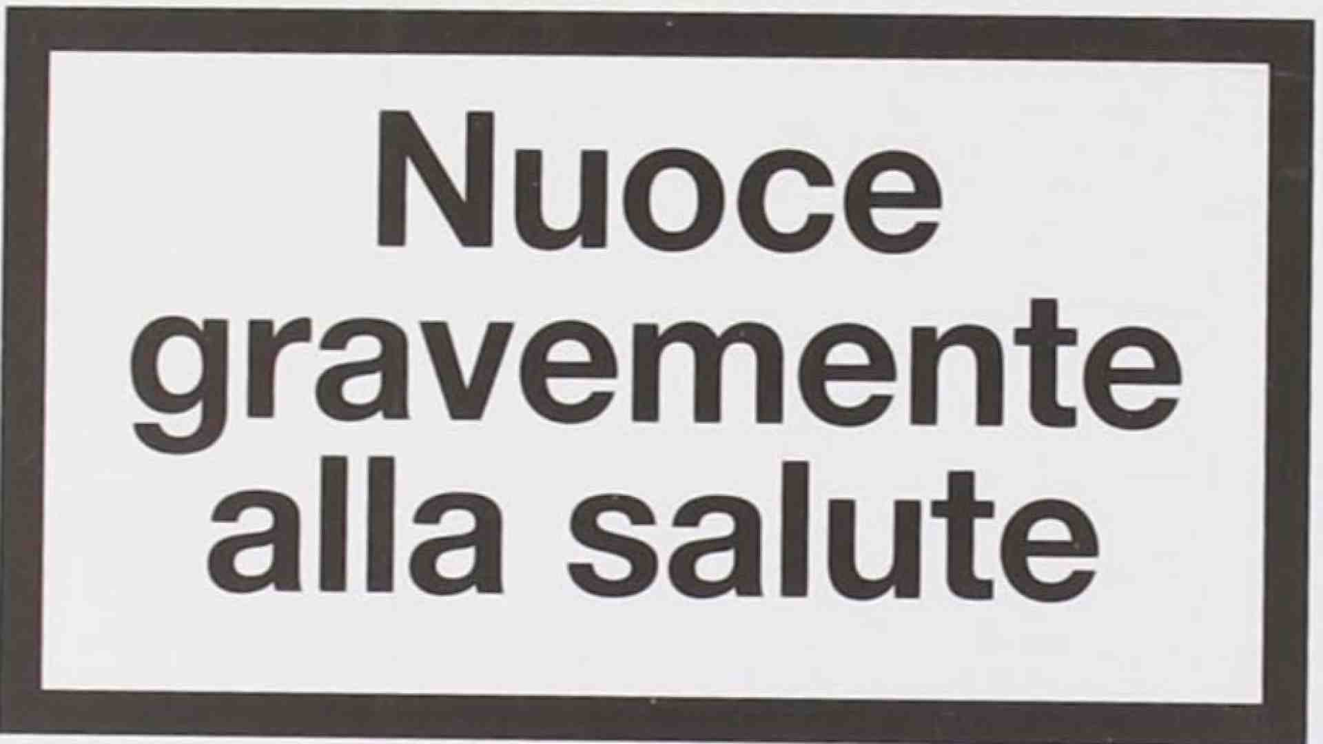 Immagine di «Nuoce gravemente alla salute». Il social network come le sigarette