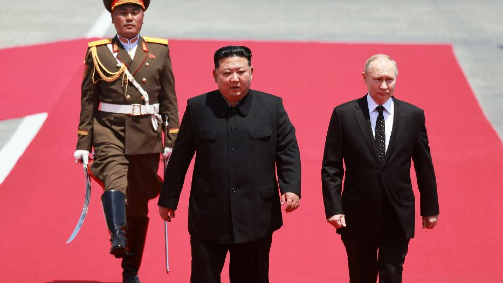 Immagine di Putin da Kim, passerella e proclami per il leader russo