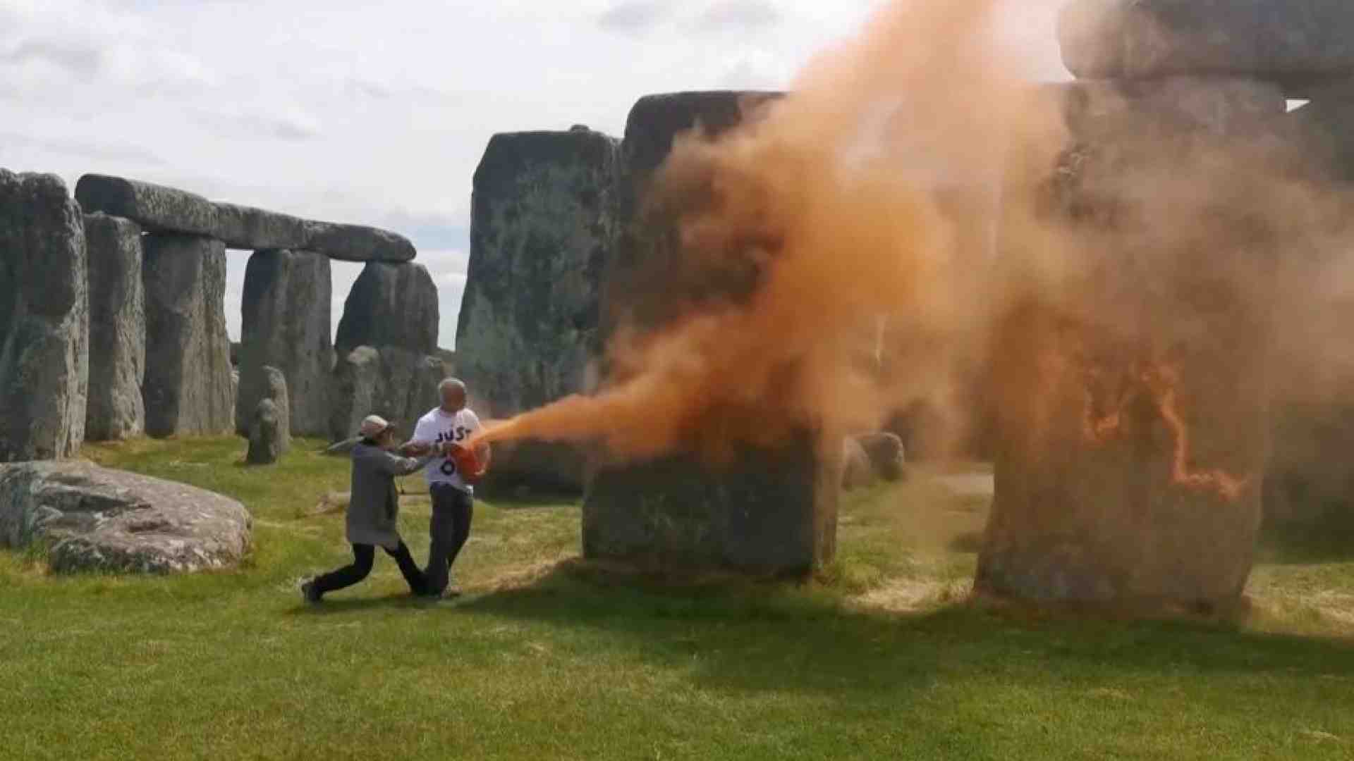 Immagine di Ecoattivisti attaccano e imbrattano il sito di Stonehenge
