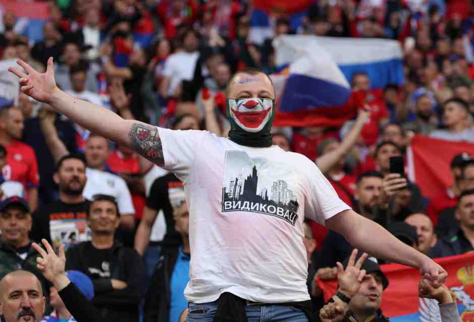 Un tifoso della serbo, durante Serbia-Inghilterra (Ansa)