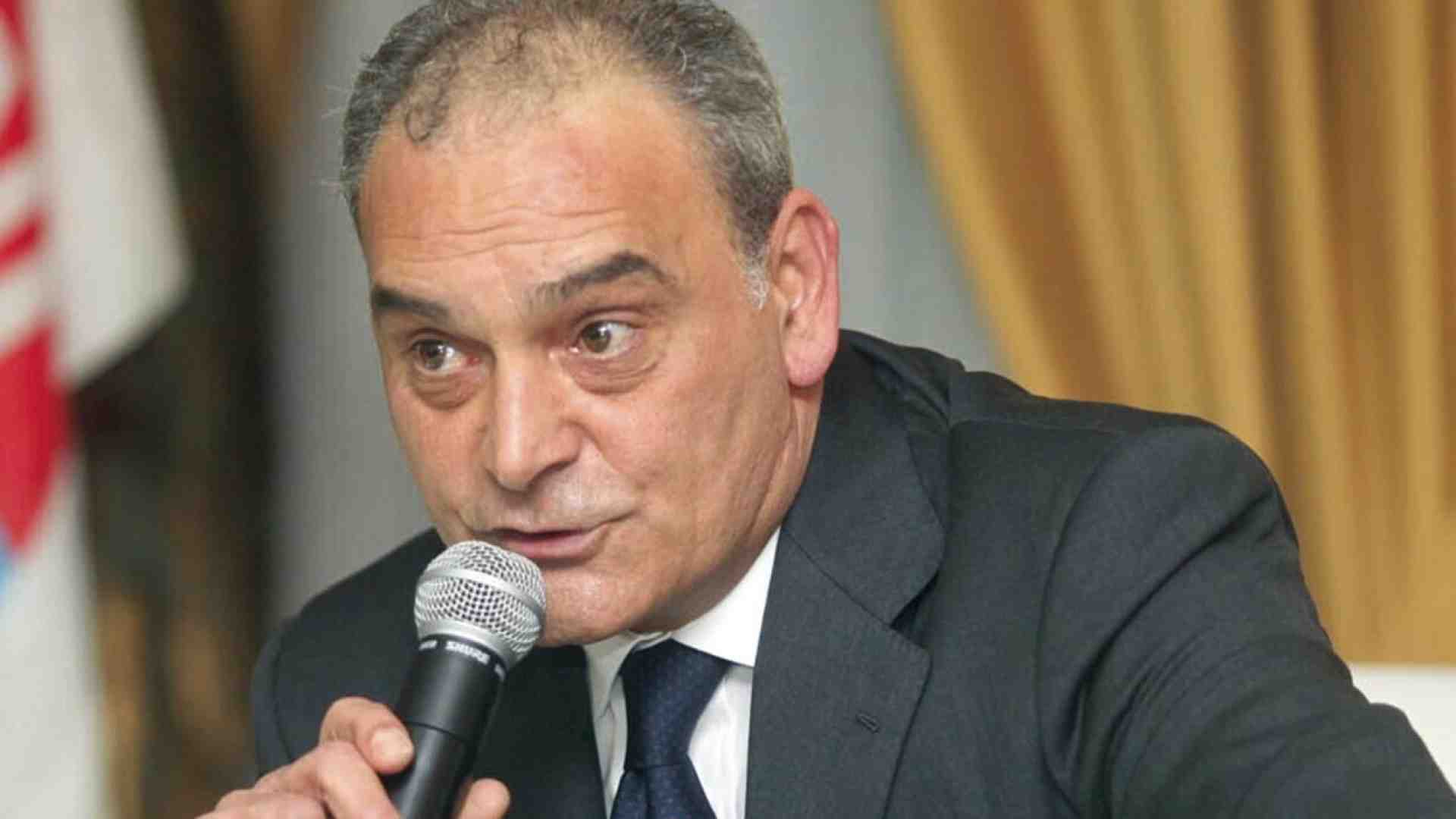 Immagine di Triste e solitario: la confusione su "binario" del candidato sindaco di Torre Annunziata