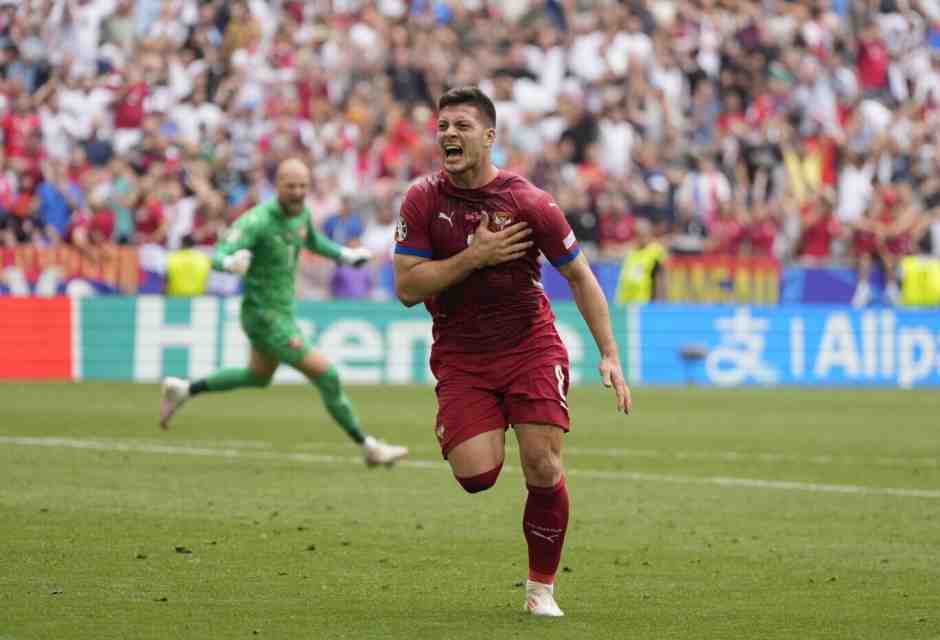 L'esultanza di Jovic dopo il gol che ha permesso alla Serbia di pareggiare contro la Slovenia (foto Ap, via LaPresse)