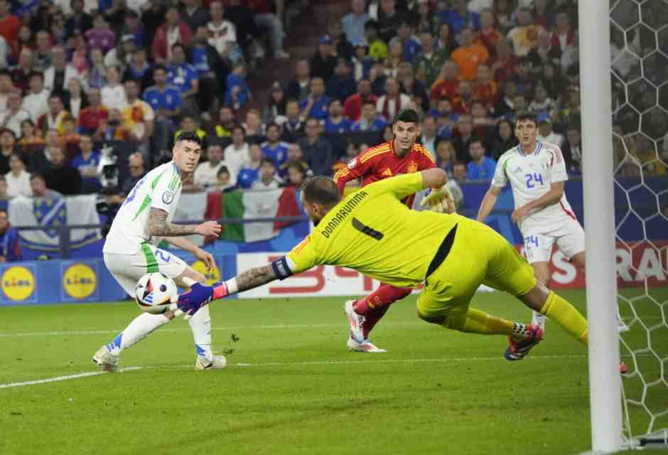 Una delle tante parate di Gianluigi Donnarumma in Italia-Spagna 1-0 (foto Ap, via LaPresse)