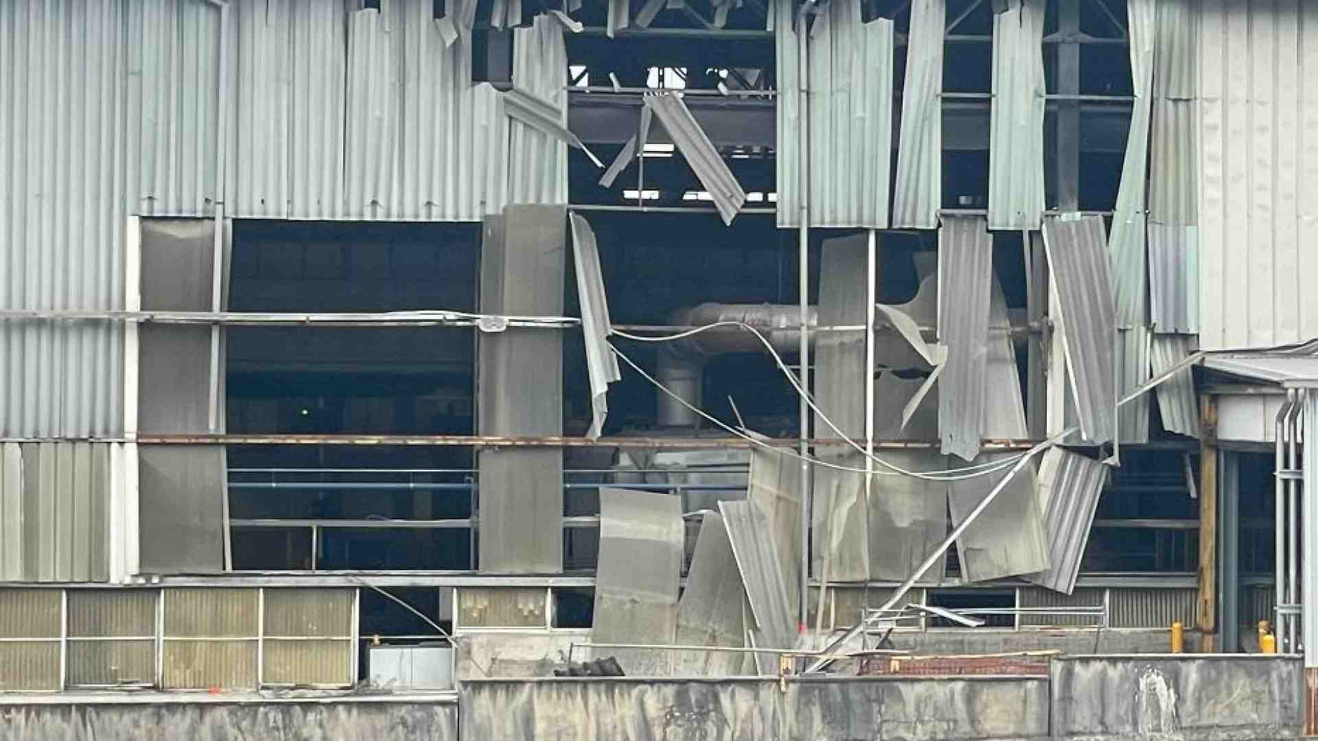 Immagine di Esplosione in fabbrica: 6 operai feriti. Il vescovo: «Sicurezza, una priorità»