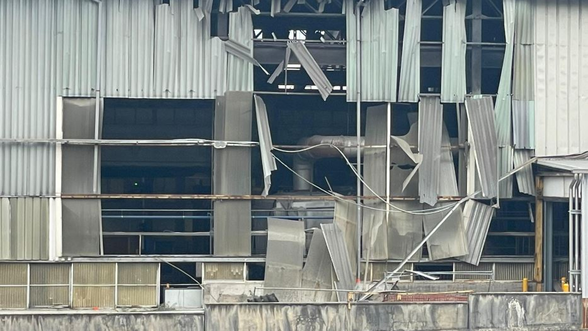 Immagine di Esplosione in fabbrica: 6 operai feriti. Il vescovo: «Sicurezza, una priorità»