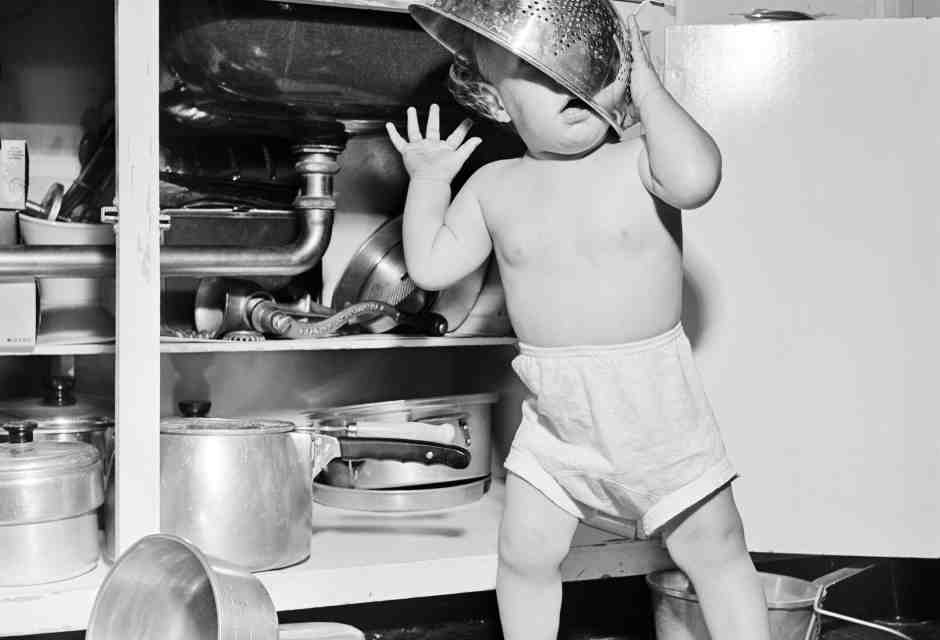 Anni '50, una bambina che gioca sotto il lavello della cucina (Foto di camerique/Getty Images)&nbsp;<br />