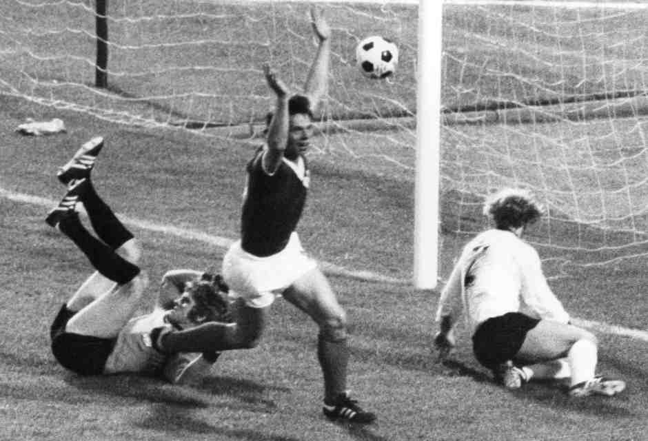 J&uuml;rgen Sparwasser segna il gol che permette alla Germania dell'Est di battere la Germania dell'Ovest ai Mondiali 1974 (foto Getty Images)&nbsp;<br />