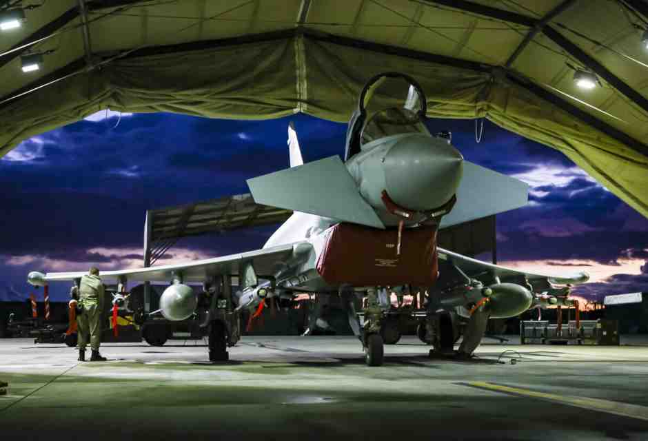  Un <span style="color: rgb(46, 45, 45); font-family: Arial, Helvetica, sans-serif;">Typhoon britannico in un hangar della base cipriota di Akrotiri (foto Ansa)</span>
