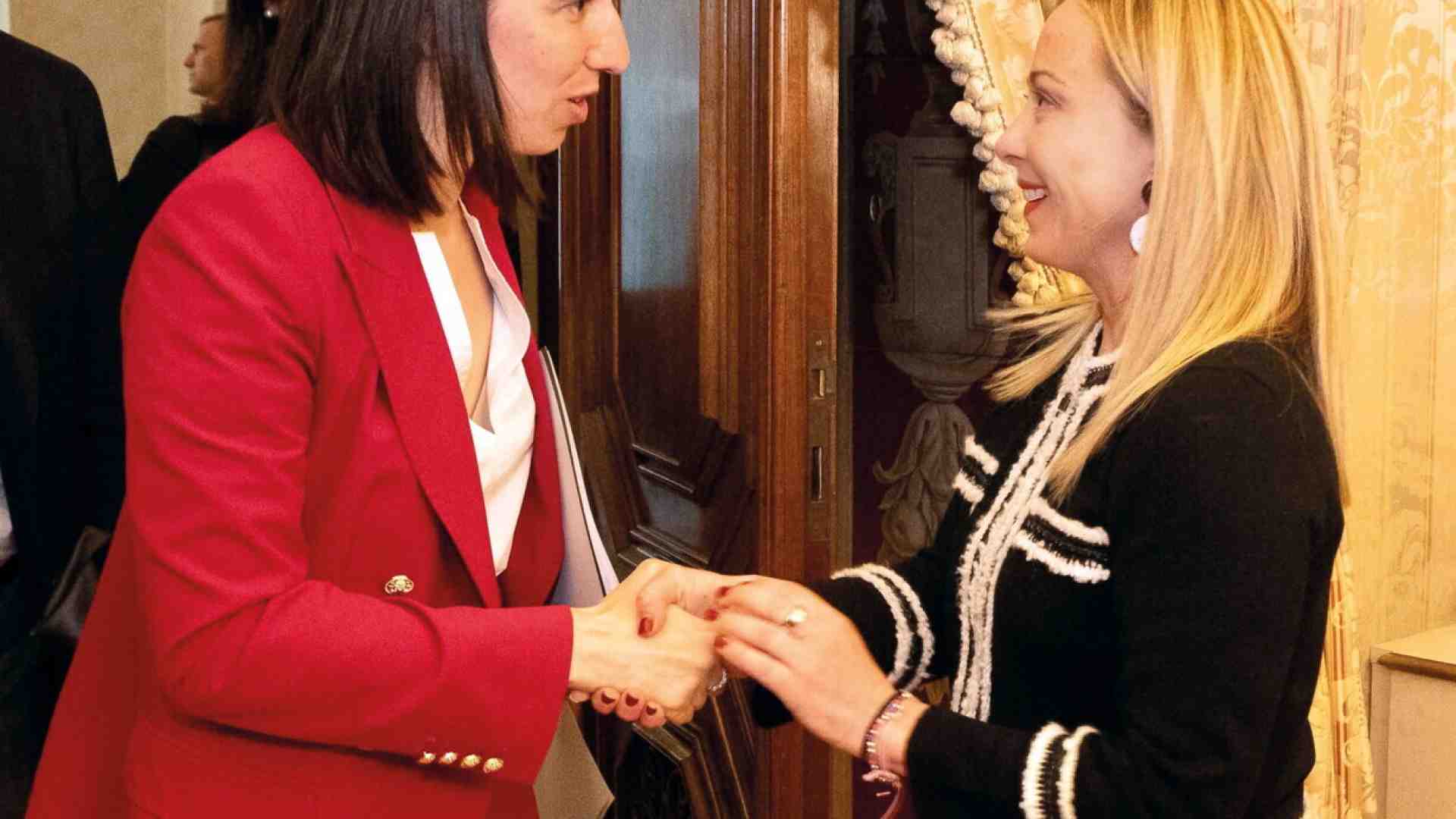Immagine di Meloni e la scelta di legittimare Schlein: l'esperimento le è sfuggito dalle mani