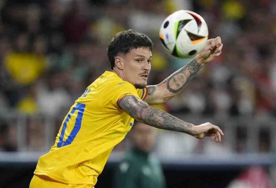 Dennis Man con la maglia della Nazionale della Romania (foto Ap, via LaPresse)