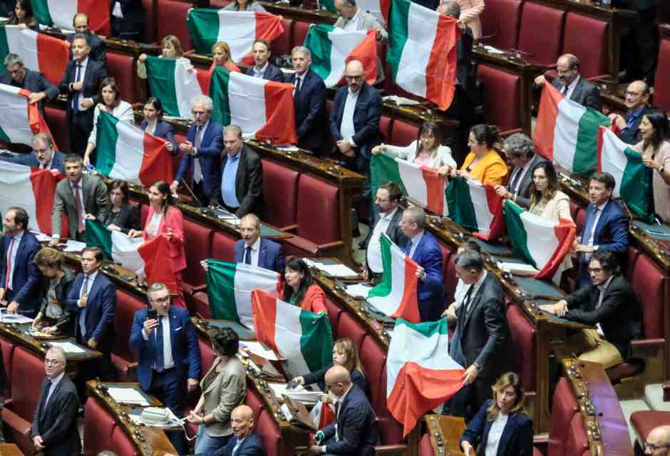 I deputati dell&rsquo;opposizione protestano contro la riforma dell&rsquo;autonomia differenziata sventolando il tricolore in Aula (foto LaPresse) &nbsp;<br />