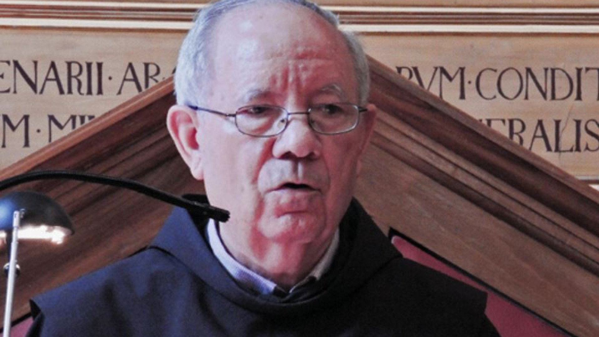 Immagine di Papa Francesco ricorda il suo confessore appena scomparso. Ecco chi era