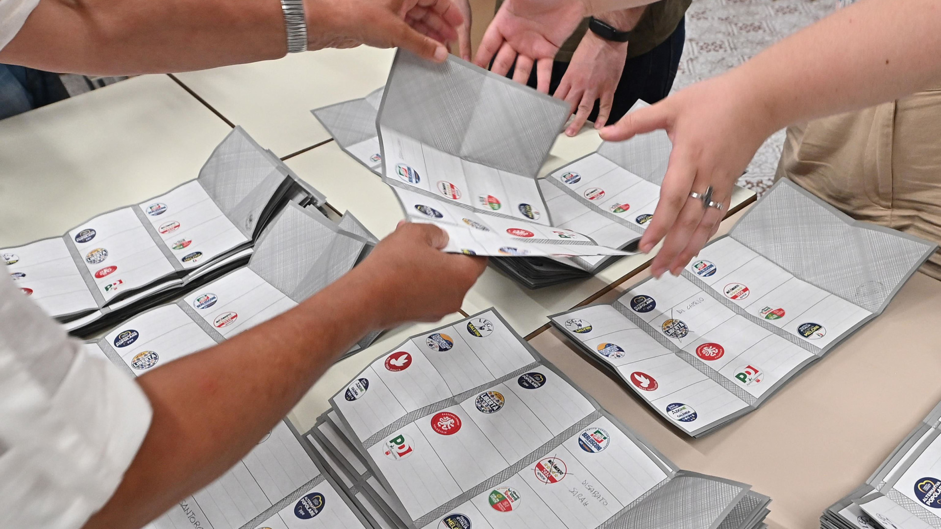 Immagine di Ballottaggi, si vota fino alle 15. Ieri affluenza bassa: al 37%