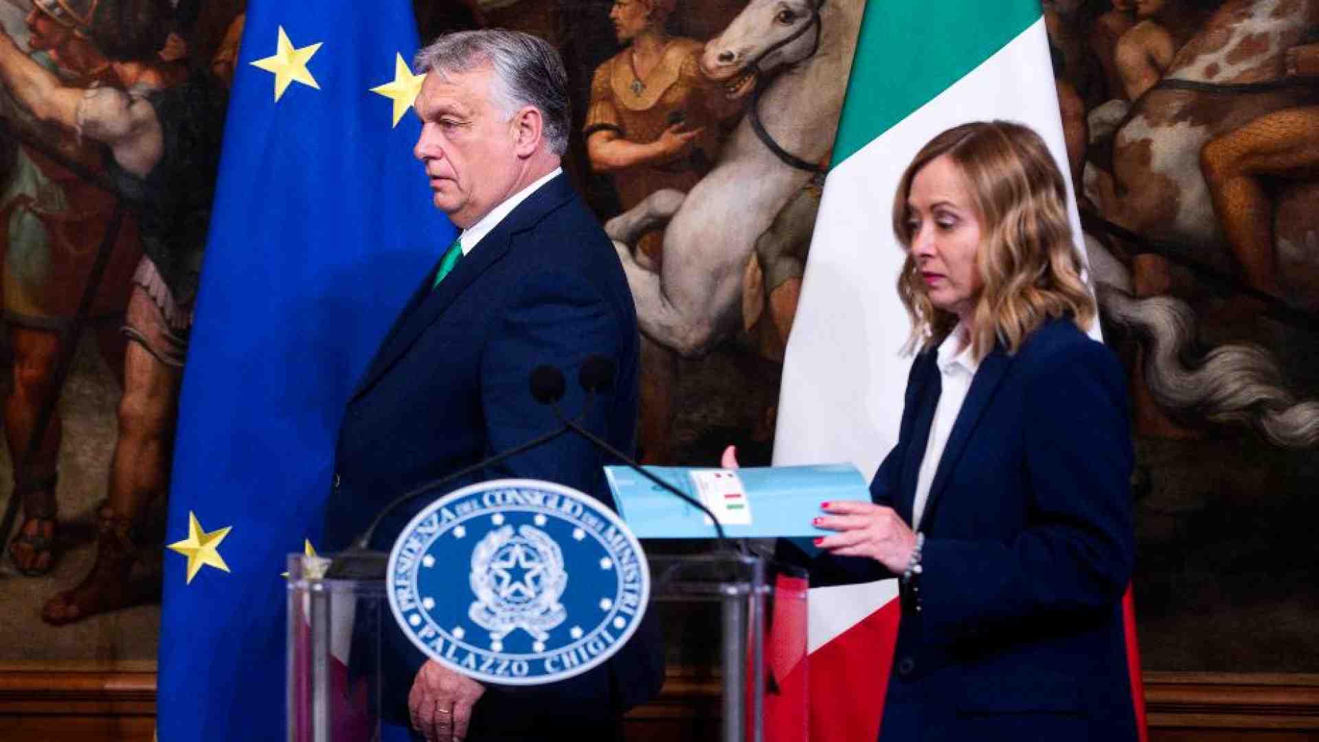 Immagine di Meloni-Orbán, distanza sulle nomine. L’ipotesi Fitto per la vicepresidenza Ue