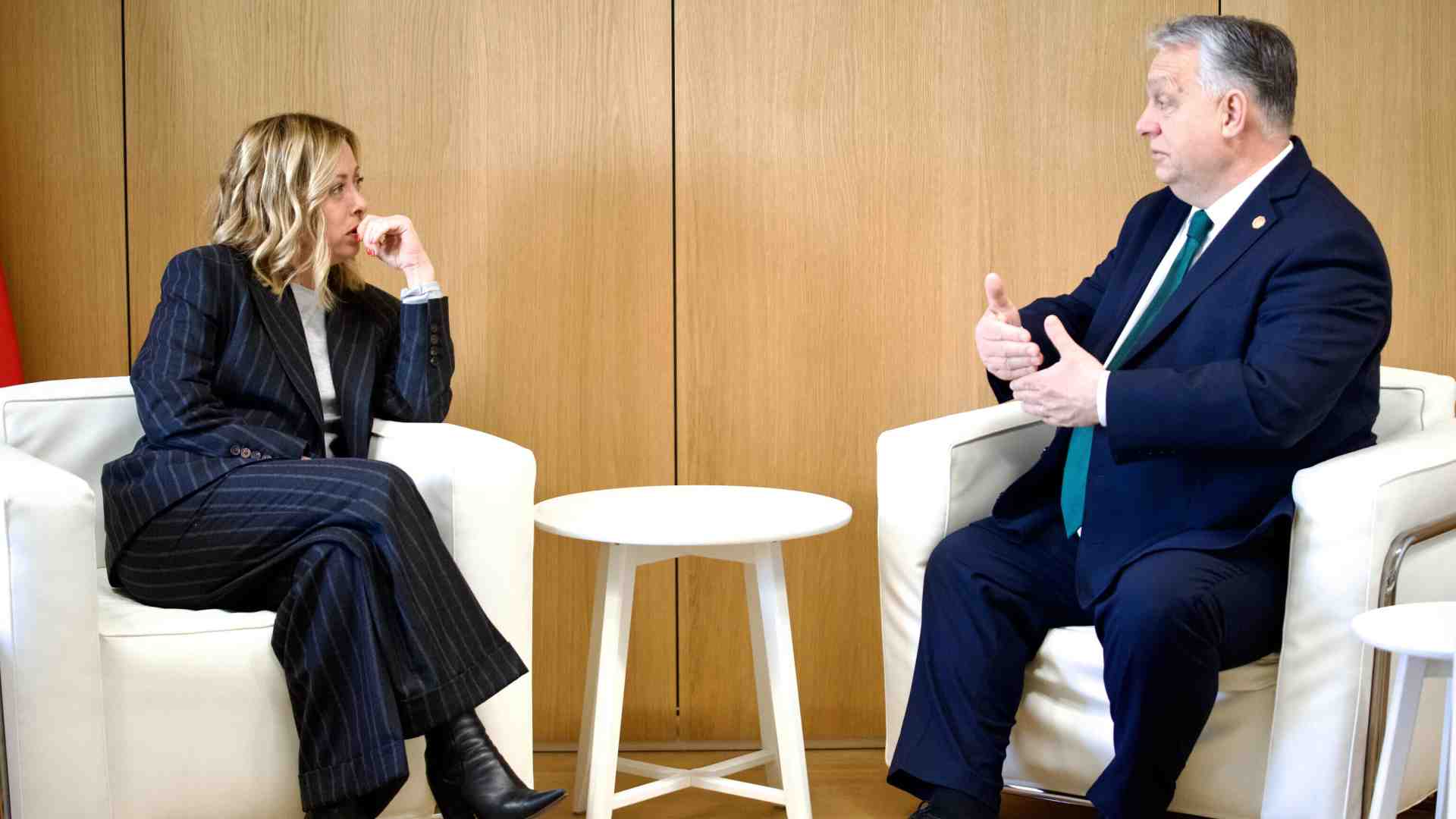 Immagine di Meloni ospita Orbán, all'inizio di una settimana decisiva per i vertici Ue