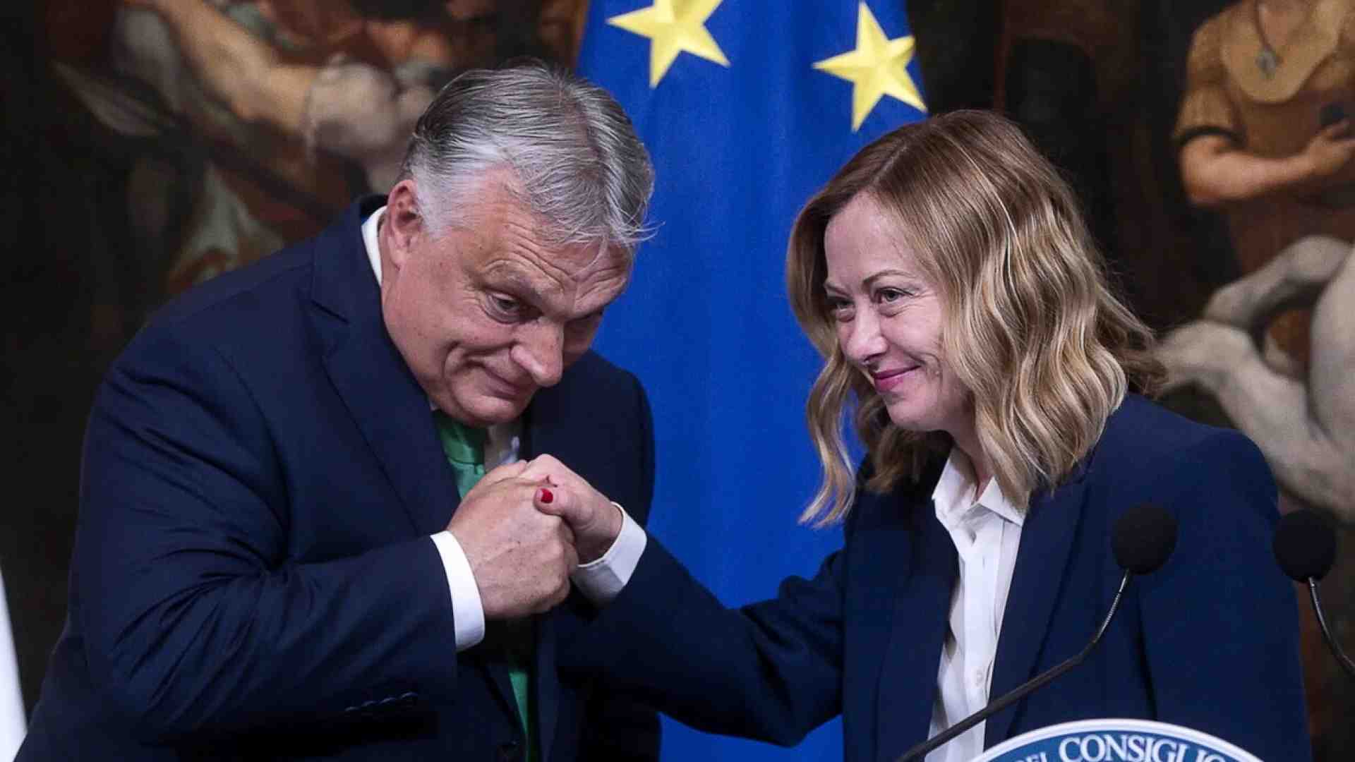 Immagine di Orbán show: "No a Ecr, no a questa Commissione". E Meloni trattiene il fiato