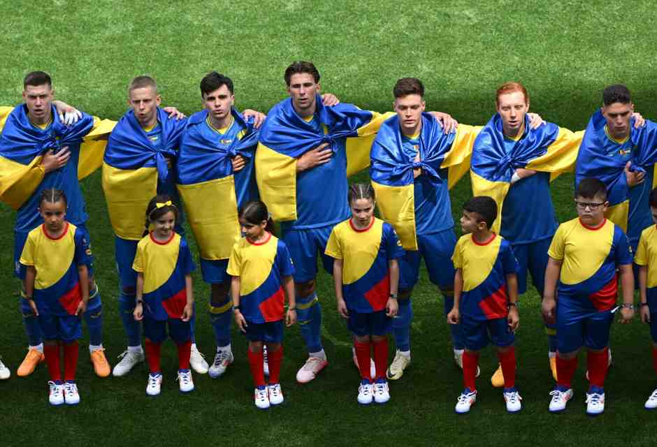 &nbsp;La squadra dell'Ucraina indossa la loro bandiera come mantello - foto via Getty Images