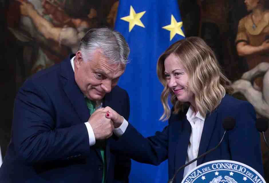 Orbán show: "No a Ecr, no a questa Commissione". E Meloni trattiene il fiato