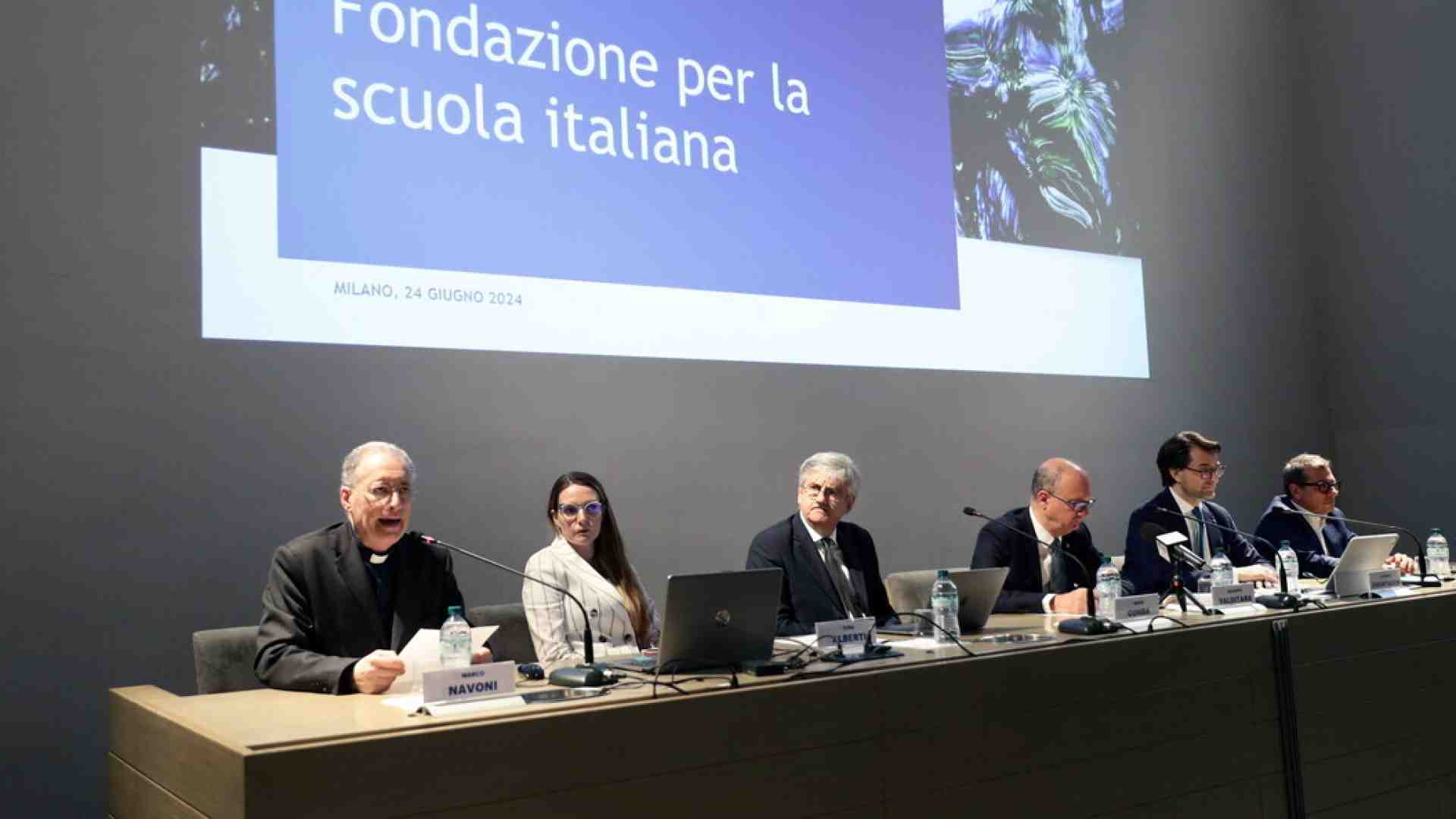 Immagine di Spingere la scuola