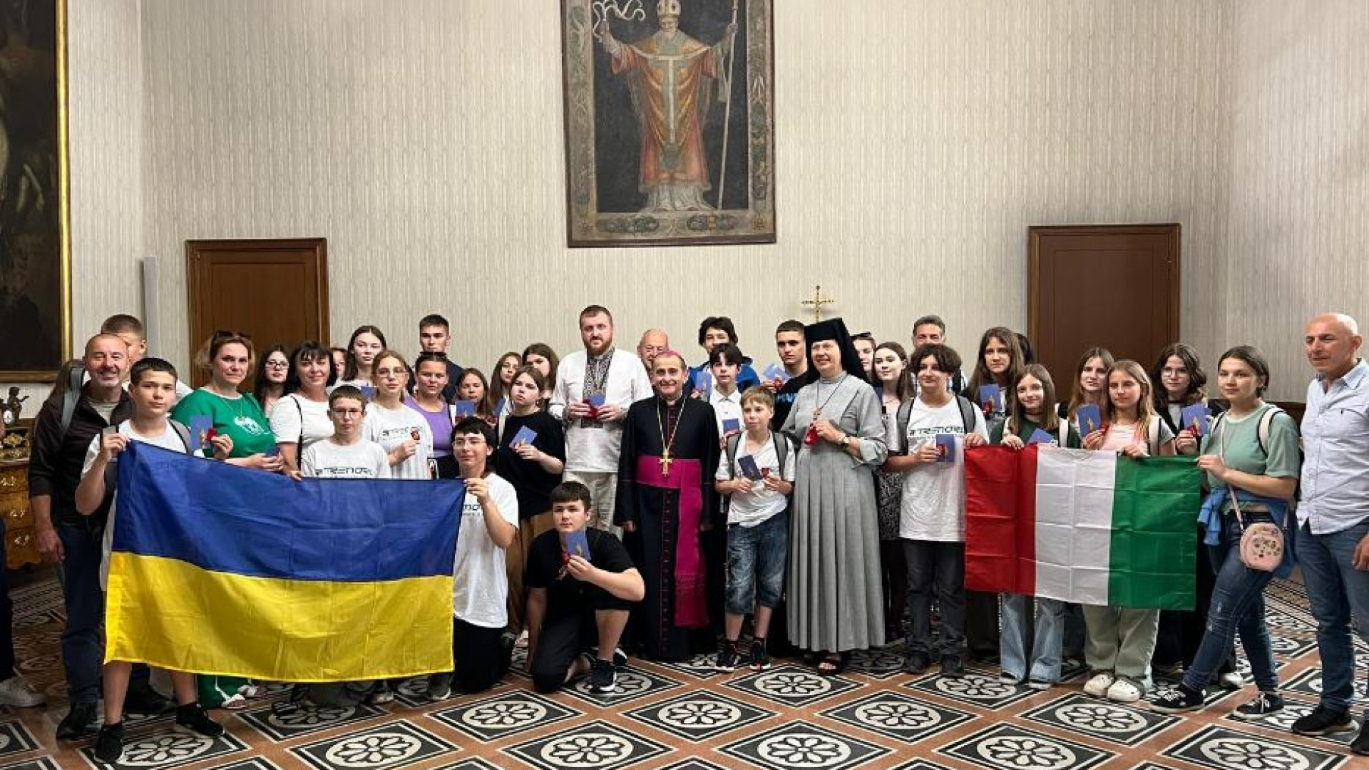 Immagine di L’abbraccio dell’arcivescovo Delpini ai ragazzi ucraini: «Insieme per la pace»